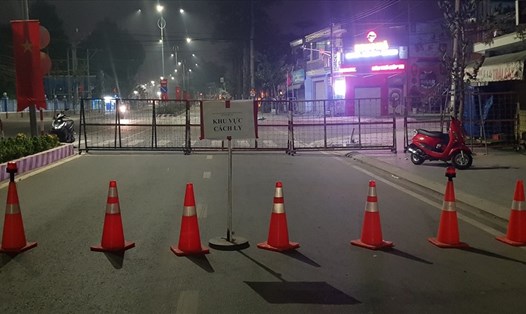 Lực lượng chức năng đã phong tỏa khu vực ở phường Phú Hòa, thành phố Thủ Dầu Một, Bình Dương. Ảnh: Dương Bình