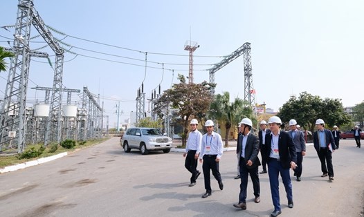 Chủ tịch Hội đồng thành viên EVNNPT kiểm tra trạm biến áp 220 kV Hà Đông. Nguồn: EVNNPT