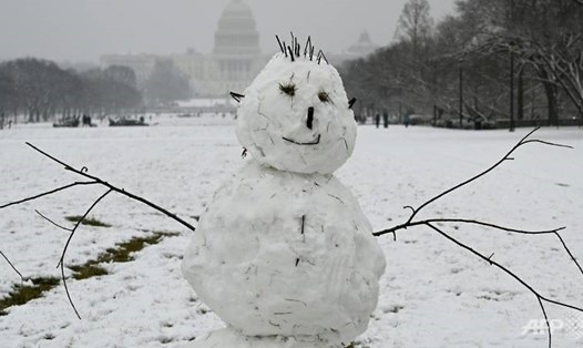 Người tuyết tại quảng trường quốc gia Mỹ, gần Điện Capitol ở Washington D.C - nơi vừa trải qua cơn bão tuyết cực mạnh hôm 31.1. Ảnh: AFP