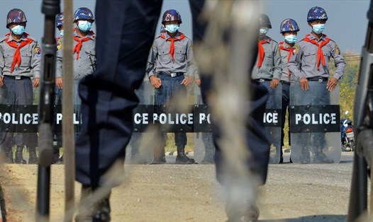 Cảnh sát Myanmar chặn đường ở thủ đô Naypyidaw hôm 29.1.2021. Ảnh: AFP