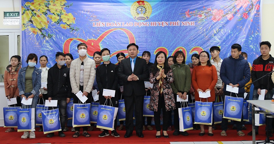 Bà Nguyễn Thị Thanh Huyền - Ủy viên Ban Thường vụ Tỉnh ủy, Trưởng ban Dân vận Tỉnh ủy và ông Hà Đức Quảng – Tỉnh uỷ viên, Chủ tịch Liên đoàn Lao động tỉnh trao quà tới công nhân lao động có hoàn cảnh khó khăn. Ảnh: Phương Thuý