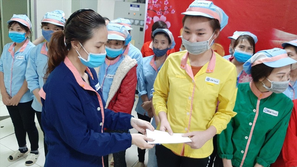 Công nhân lao động nhận quà Tết sum vầy Xuân Tân Sửu 2021. Ảnh: Nam Nhi