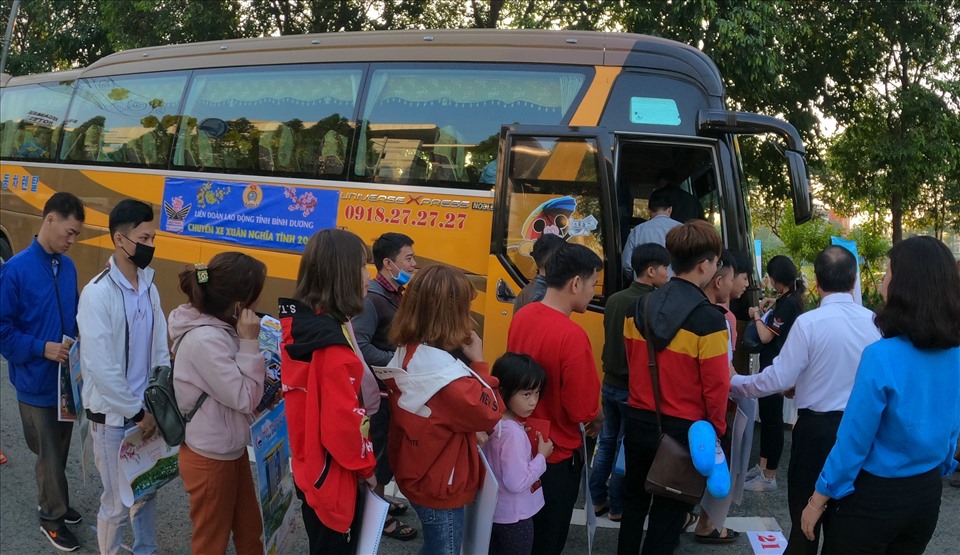 LĐLĐ tỉnh Bình Dương quyết định dừng tổ chức chương trình chuyến xe xuân nghĩa tình dịp Tết 2021 để phòng, chống dịch COVID-19. Ảnh: Đình Trọng chụp dịp Tết 2020