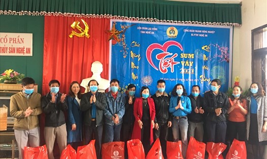 Công đoàn ngành Nông nghiệp Nghệ An trao quà cho công nhân trong Tết sum vầy. Ảnh: TT