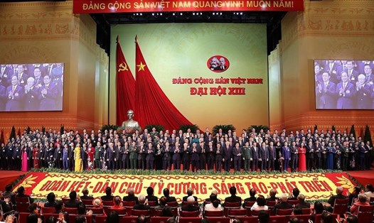 Ban Chấp hành Trung ương Đảng khóa XIII ra mắt tại phiên Bế mạc Đại hội. Ảnh: TTBC.