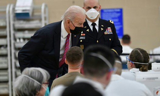 Tổng thống Joe Biden thăm khu tiêm vaccine COVID-19 tại Trung tâm Quân y Quốc gia Walter Reed ở Bethesda, Maryland, hôm 29.1. Ảnh: AFP.