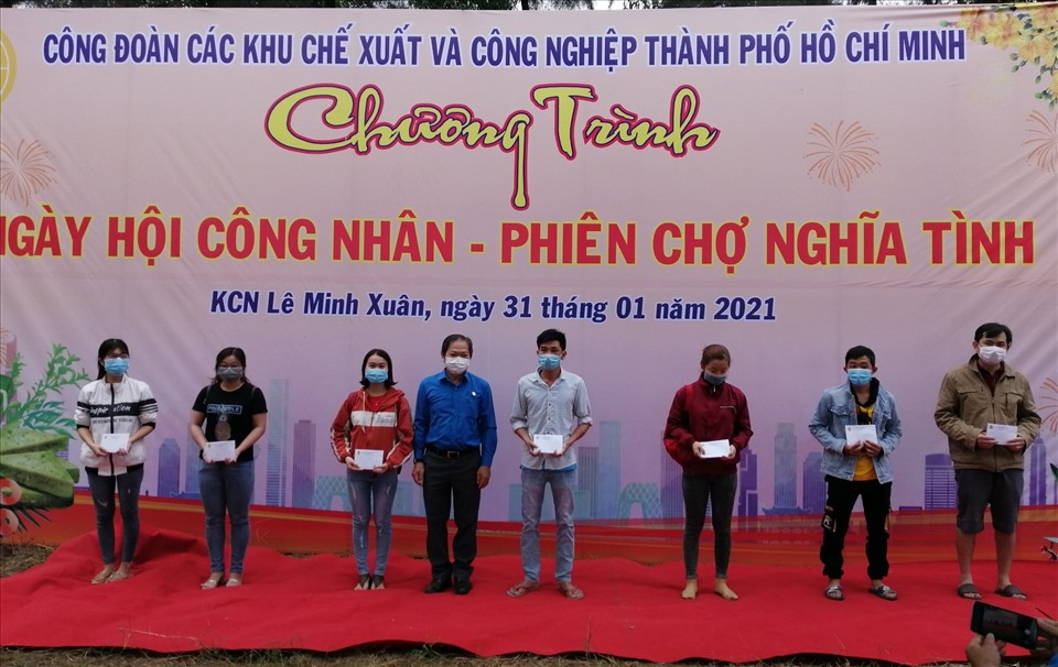 Công đoàn các Khu chế xuất & công nghiệp TPHCM tặng quà cho các CNLĐ có hoàn cảnh khó khăn tại Khu công nghiệp Lê Minh Xuân. Ảnh Đức Long