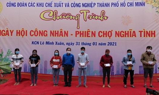 Công đoàn các Khu chế xuất & công nghiệp TPHCM tặng quà cho các CNLĐ có hoàn cảnh khó khăn tại Khu công nghiệp Lê Minh Xuân. Ảnh Đức Long