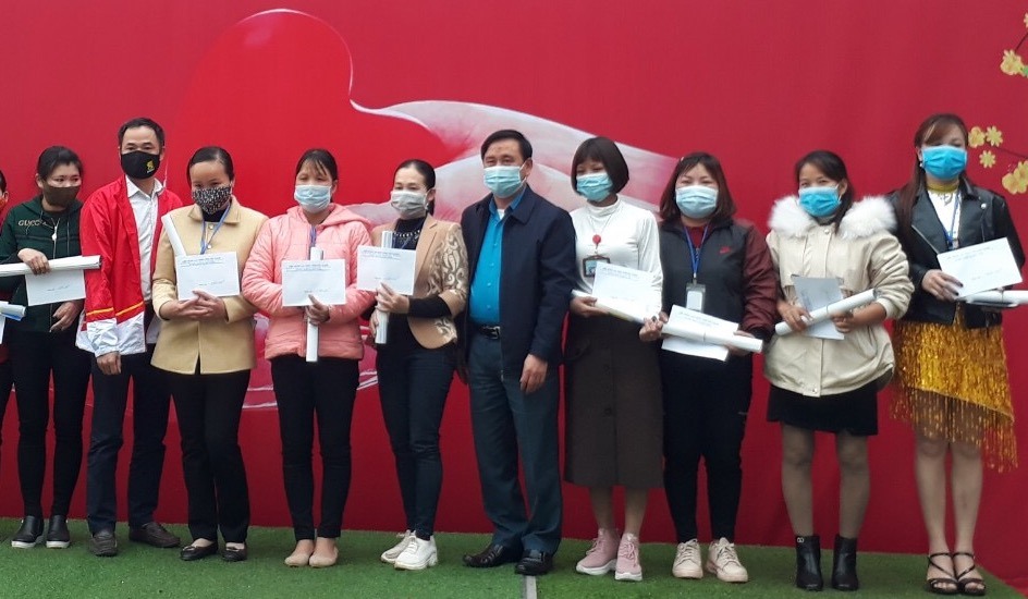 Ông Nguyễn Văn Bắc, Phó Chủ tịch Thường trực Liên đoàn Lao động tỉnh Bắc Giang trao quà tới công nhân lao động. Ảnh: Nguyễn Thị Mơ
