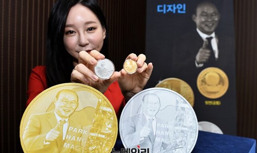 Cân cảnh kỷ niệm chương được làm bằng vàng và bạc về huấn luyện viên Park Hang-seo. Ảnh: Naver.