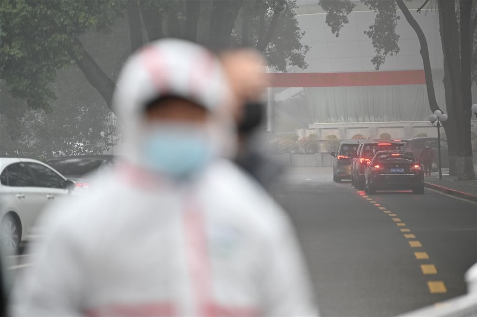 Nhóm chuyên gia WHO thăm Trung tâm Kiểm soát và Phòng ngừa dịch bệnh tỉnh Hồ Bắc hôm 1.2. Ảnh: AFP.