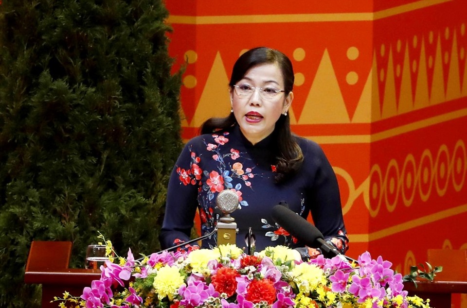 Đồng chí Nguyễn Thanh Hải đọc danh sách 71 chính đảng, tổ chức và bạn bè quốc tế tiếp tục gửi điện, thư chúc mừng Đại hội XIII. Ảnh: TTXVN