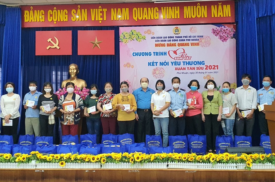 Các công nhân lao động có hoàn cảnh khó khăn nhận quà do LĐLĐ quận Phú Nhuận trao tặng. Ảnh LĐLĐ Phú Nhuận.