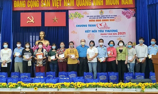 Các công nhân lao động có hoàn cảnh khó khăn nhận quà do LĐLĐ quận Phú Nhuận trao tặng. Ảnh LĐLĐ Phú Nhuận.