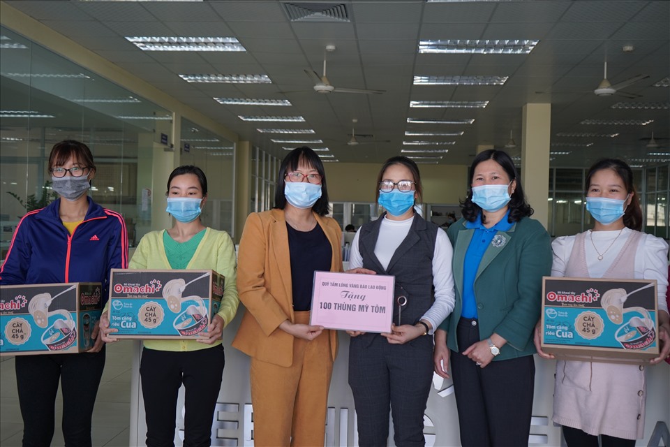 Đại diện Quỹ Tấm lòng vàng Lao động và Công đoàn khu kinh tế Hải Phòng trao quà tặng người lao động. Ảnh MD