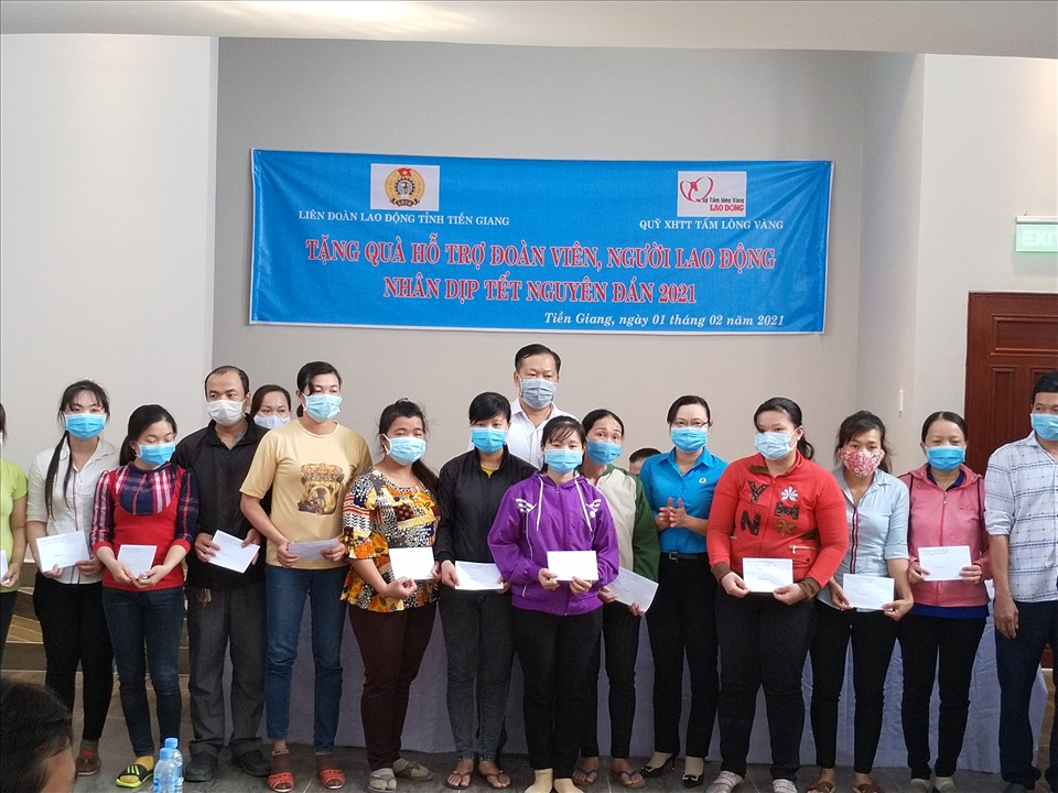 Trao quà Quỹ XHTT Tấm Lòng Vàng Lao Động cho CNLĐ tỉnh Tiền Giang. Ảnh: K.Q