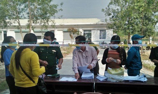 Người dân hoàn thành cách ly tập trung tại thành phố Hà Tiên (Kiên Giang) nhận giấy chứng nhận. Ảnh: PV