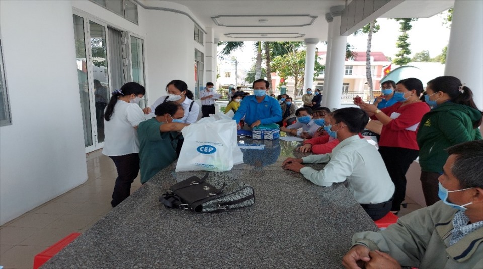 Ông Võ Văn Đổi, Chủ tịch LĐLĐ huyện Tháp Mười và bà Nguyễn Thị Ngọc Dung, Giám đốc chi nhánh CEP Cao Lãnh trao quà cho đoàn viên, CNVCLĐ khó khăn. Ảnh: Thanh Nhàn