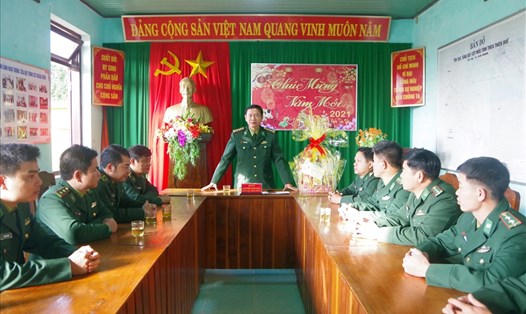 Đại tá Nguyễn Xuân Hoà, Chỉ huy trưởng BĐBP tỉnh phát biển chỉ đạo tại đội Trinh sát Ngoại biên. Ảnh: Võ Tiến.