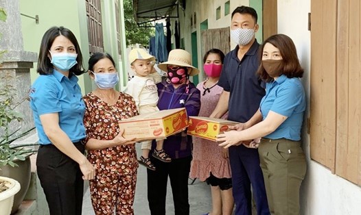 Các cấp công đoàn tỉnh Quảng Ninh tập trung chăm lo NLĐ tỉnh xa phải ở lại địa phương đón Tết do dịch COVID-19. Ảnh Trần Ngọc Duy