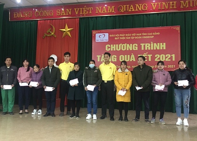 Quang cảnh buổi trao quà. Ảnh: Trần Sơn