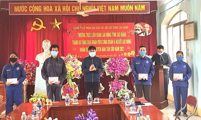Lãnh đạo LĐLĐ tỉnh Cao Bằng trao quà cho đoàn viên khó khăn. Ảnh: Trần Sơn