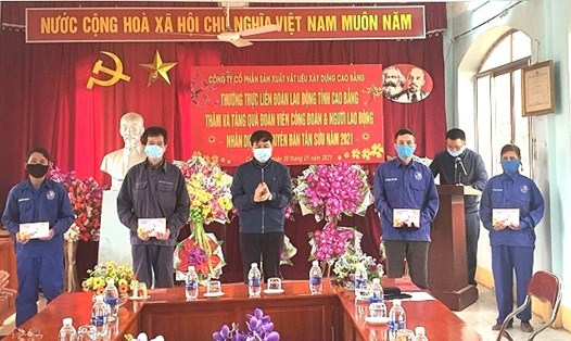 Lãnh đạo LĐLĐ tỉnh Cao Bằng trao quà cho đoàn viên khó khăn. Ảnh: Trần Sơn