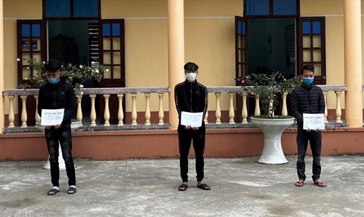 Các đối tượng: Đinh Như Hải, Nguyễn Quang Vinh, Đinh Hữu Chức (từ trái sang phải) bị Công an huyện Hải Hà (Quảng Ninh) khởi tố tội danh giả nhân viên chốt chống dịch COVID để cướp tài sản. Ảnh: CAQN