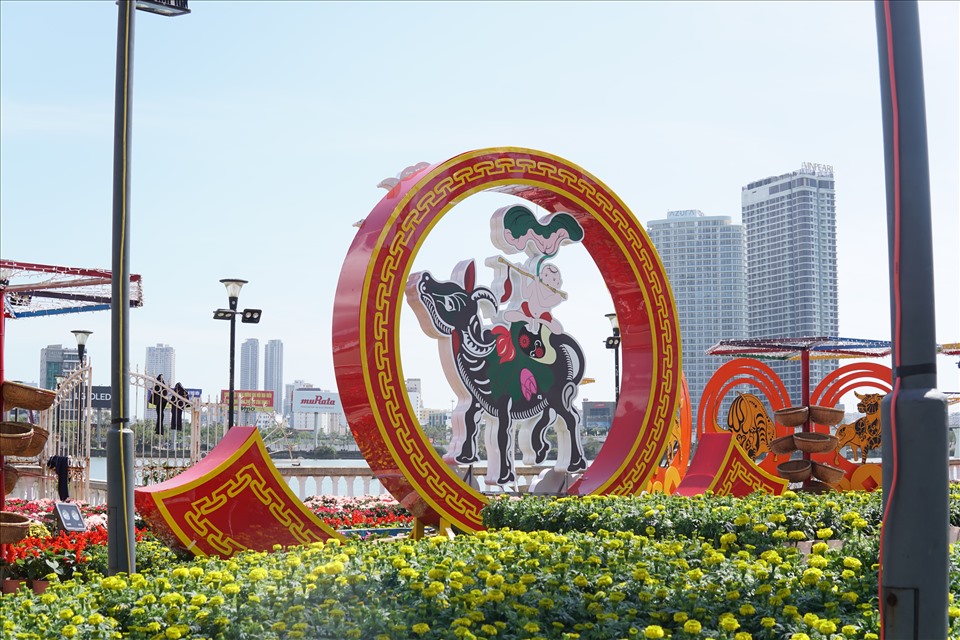 Mô hình biểu tượng con trâu năm Tân Sửu đang được hoàn thiện  Ảnh: LH