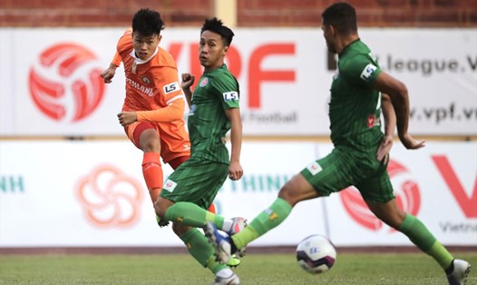 Phạm Văn Thành (áo cam) dính chấn thương nặng ở trận thắng Sài Gòn 1-0, tại vòng 2 V.League 2021. Ảnh: VPF.