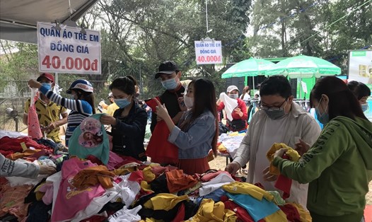 Công nhân lao động Khu công nghiệp Lê Minh Xuân chọn mua hàng trong chương trình “Ngày hội công nhân - Phiên chợ nghĩa tình” do Công đoàn các KCX-CN TPHCM tổ chức. Ảnh: Đức Long
