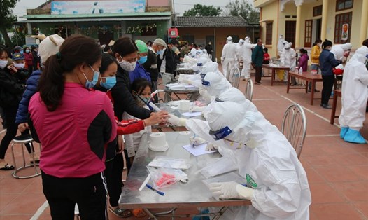 Người dân tại Chí Linh - Hải Dương xếp hàng lấy mẫu xét nghiệm COVID-19. Ảnh: Bộ Y tế cung cấp