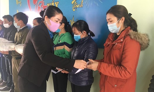 Phó Chủ tịch LĐLĐ tỉnh Nghệ An Nguyễn Thị Thu Nhi trao quà số tiền 1 triệu đồng và 10kg gạo cho công nhân. Ảnh: Thanh Tùng