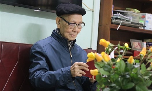 Ông Long ôn lại kỉ niệm khi tham gia hoạt động cách mạng bí mất tại nội thành Hà Nội. Ảnh: Lan Nhi