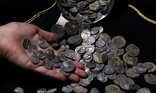 Hũ tiền xu cổ bằng bạc đã được các nhà khảo cổ phát hiện ở tàn tích Aizanoi, Thổ Nhĩ Kỳ. Ảnh: Pamukkale University