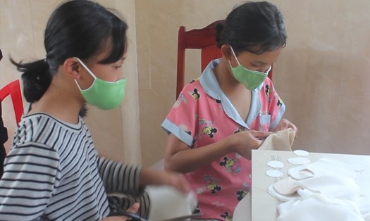 Các em nhỏ may khẩu trang ủng hộ y, bác sĩ, người dân vùng đang có dịch bệnh COVID-19 ở tỉnh Gia Lai