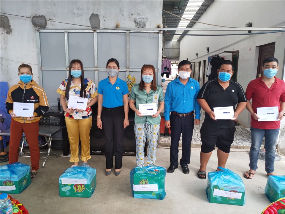 Trao quà Tết cho CNLĐ khu nhà trọ Tân Thành Phát, xã Long Hiệp, huyện Bến Lức. Ảnh: K.Q