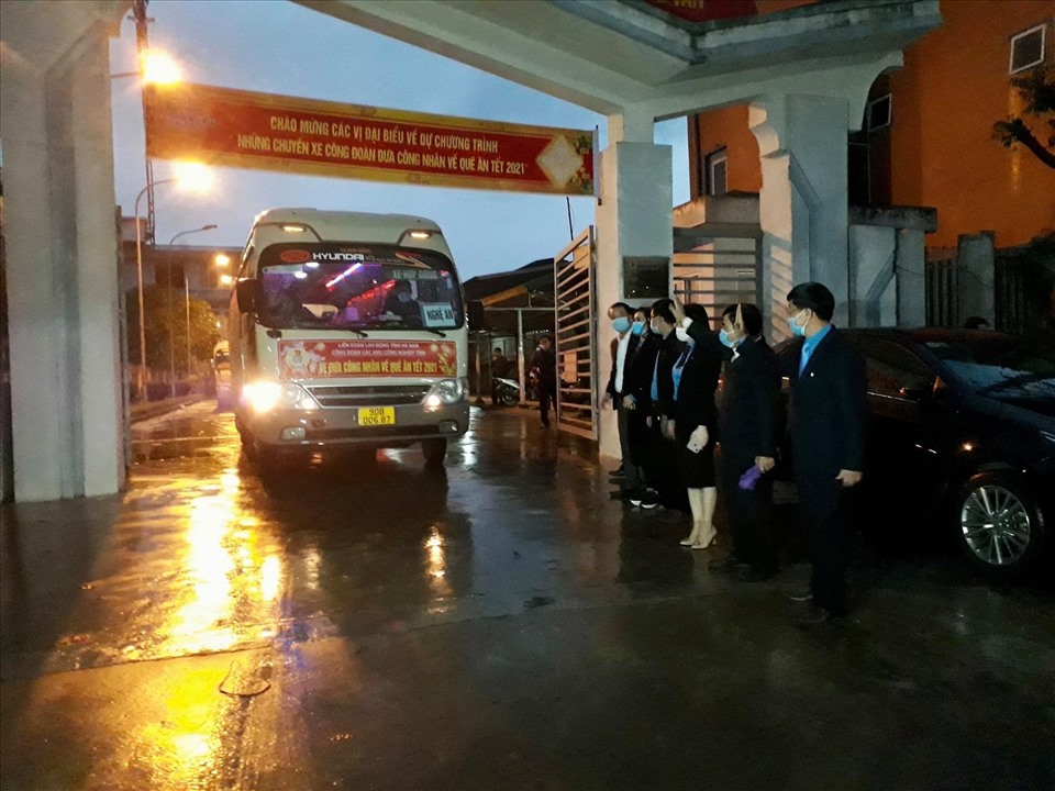 Lãnh đạo LĐLĐ tỉnh, Công đoàn các KCN tỉnh tiễn xe đưa CNLĐ về đón Tết cùng gia đình. Ảnh: Hoàng Hải