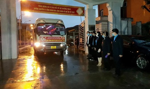 Lãnh đạo LĐLĐ tỉnh, Công đoàn các KCN tỉnh tiễn xe đưa CNLĐ về đón Tết cùng gia đình. Ảnh: Hoàng Hải