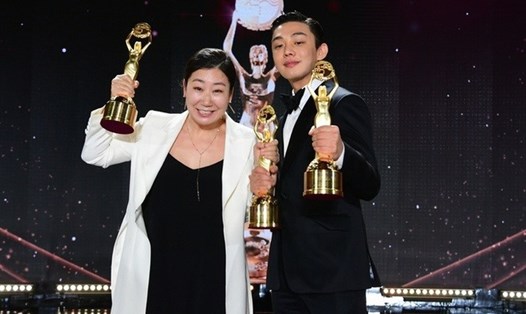 Yoo Ah In, Ra Mi Ran nhận giải Nam - nữ chính xuất sắc tại lễ trao giải Rồng Xanh lần thứ 41. Ảnh: Instagram.