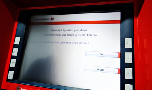 Chiều 9.2, cây ATM của Techcombank tại khu công nghiệp Thăng Long báo "giao dịch tạm gián đoạn", người dân bức xúc vì đợi lâu mới đến lượt thì lại không rút được tiền.