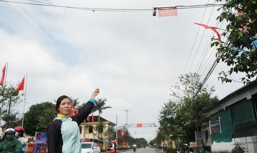 Chị Vi ở xã Tân Lâm Hương huyện Thạch Hà, tỉnh Hà Tĩnh chỉ lên chiếc camera an ninh đã được xã lắp đặt giúp làng quê yên bình hơn. Ảnh: Trần Tuấn.