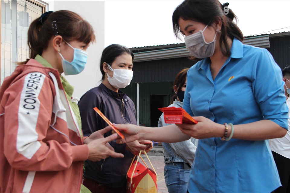 Bà Mai Thanh Thảo - Chủ tịch Công đoàn Các khu công nghiệp Bình Dương trao quà chúc Tết công nhân. Ảnh: Đình Trọng