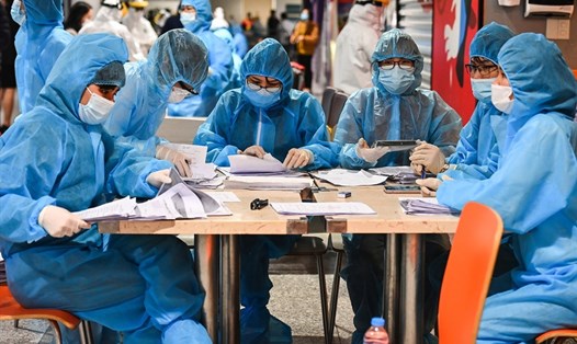 Nhân viên y tế xét nghiệm COVID-19 cho cán bộ, nhân viên sân bay Nội Bài: Ảnh G. Huy