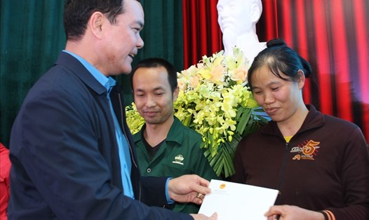 Ông Nguyễn Đình Khang, Uỷ viên Trung ương Đảng, Chủ tịch Tổng LĐLĐVN trao quà tới CNLĐ tỉnh Nam Định. Ảnh: Việt Lâm