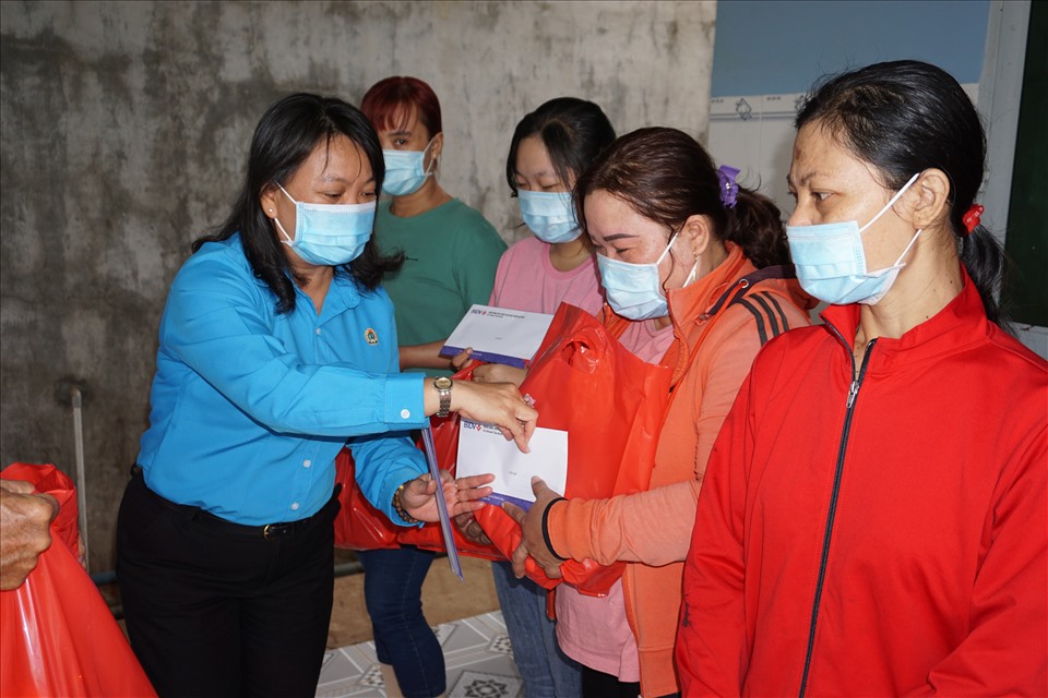 Bà Phan Thị Hồng Đào – Phó Chủ tịch Thường trực LĐLĐ tỉnh Tây Ninh tặng quà cho chị em đoàn viên, công nhân, lao động tại nhà trọ không về quê đón Tết. Ảnh LĐLĐ Tây Ninh cung cấp