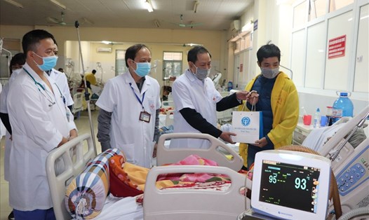 Đại diện BHXH Tp.Hồ Chí Minh tặng quà Tết cho bệnh nhân BHYT có hoàn cảnh khó khăn tại Bệnh viện Nhân dân Gia Định. Ảnh BHXH VN