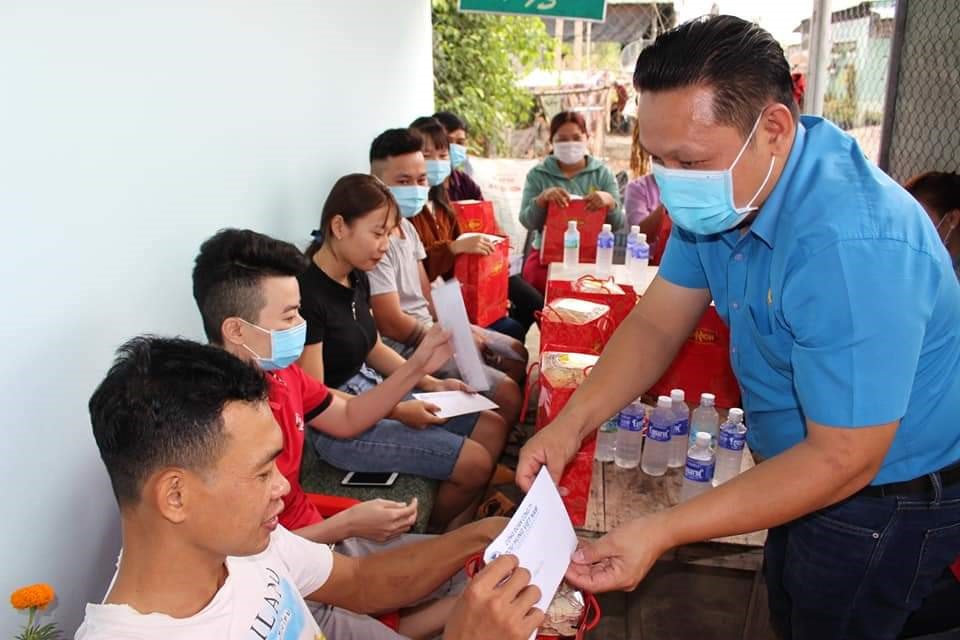 Ông Nguyễn Hữu Cần – Chủ tịch CĐCS Công ty TNHH Pou Hung VN tặng quà cho các CNLĐ khu nhà trọ không về quê đón Tết. Ảnh LĐLĐ Tây Ninh cung cấp