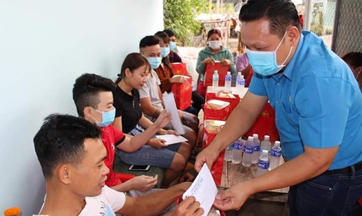 Ông Nguyễn Hữu Cần – Chủ tịch CĐCS Công ty TNHH Pou Hung VN tặng quà cho các CNLĐ khu nhà trọ không về quê đón Tết. Ảnh LĐLĐ Tây Ninh cung cấp