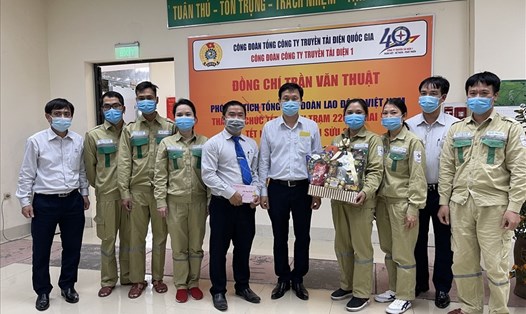 Chủ tịch Công đoàn Tổng Công ty Truyền tải điện Quốc gia Trịnh Tuấn Sơn (thứ 6 từ trái sang) tặng quà cán bộ, công nhân viên Trạm 220kV Mai Động. Ảnh: Hà Anh